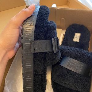 Black fluffyUGG slippers brand new never worn